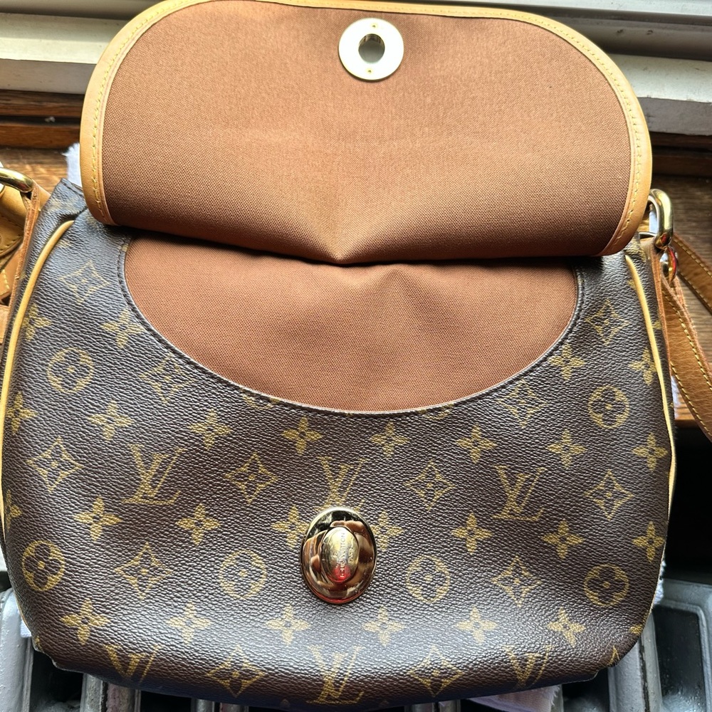 Louis Vuitton monogram bag in Excellent condition with purchase LV lock and key. - Picture 13 of 17